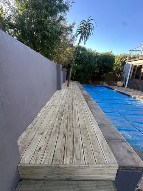 Timber pool deck from the end, ready for use