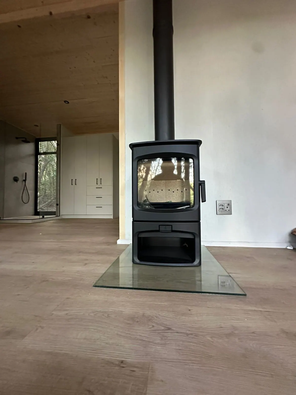 Charnwood freestanding fireplace lit on a glass hearth pad in Noordhoek